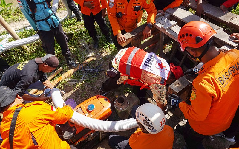 Upaya Evakuasi 8 Penambang Terjebak di Lubang Tambang Emas Banyumas - Bagian 1