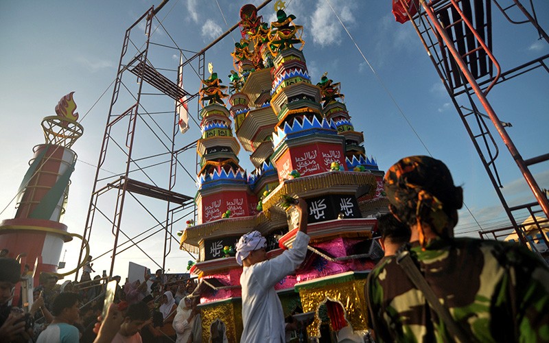 Puncak Tradisi Tabut Kenang Kematian Cucu Nabi Muhammad SAW dalam Perang Karbala - Bagian 2