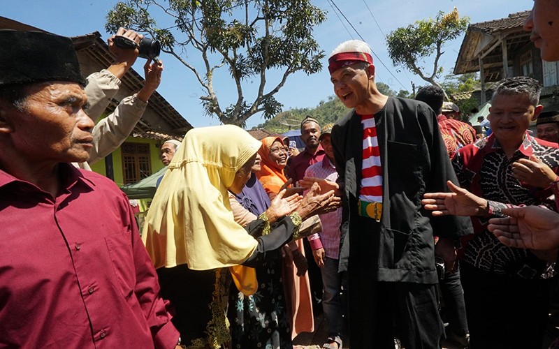 Ganjar Pranowo Disambut Antusias Warga, Jabat Tangan hingga Sejauh 200 Meter - Bagian 3