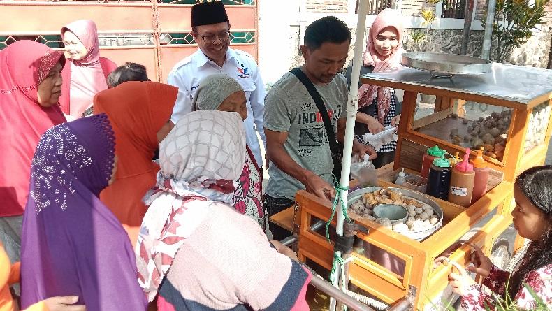 Dapat Gerobak Partai Perindo, Pedagang Cilok di Bandung Semringah Bisa Kembali Jualan
