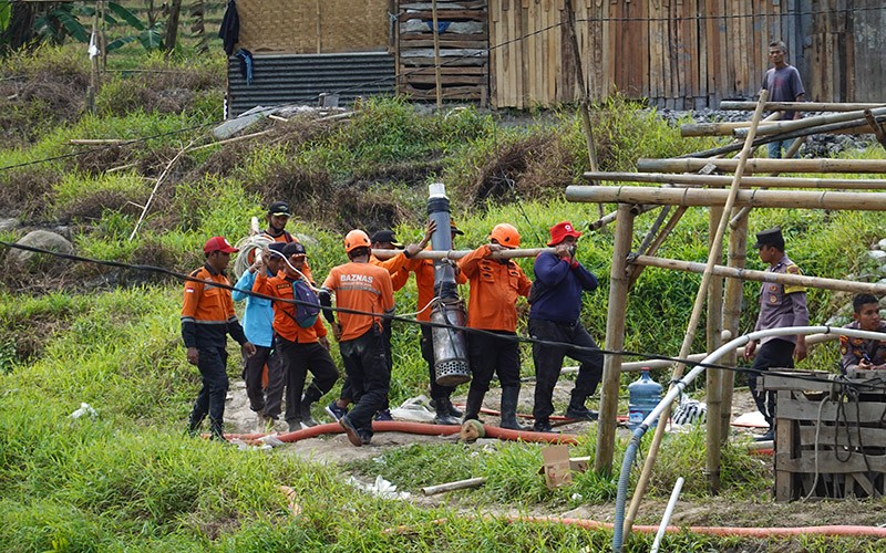 Nasib 8 Penambang Emas Terjebak Dalam Lubang pada Hari Keempat - Bagian 1