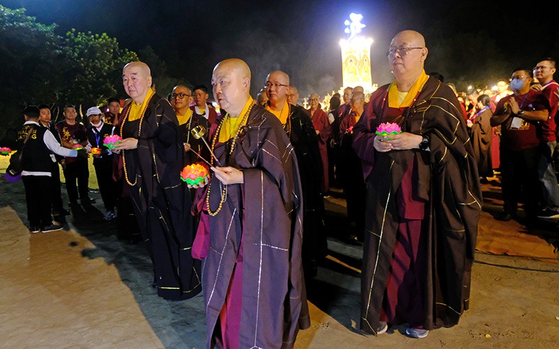 Ribuan Umat Buddha Ritual Persembahan Keliling Candi Borobudur - Bagian 2
