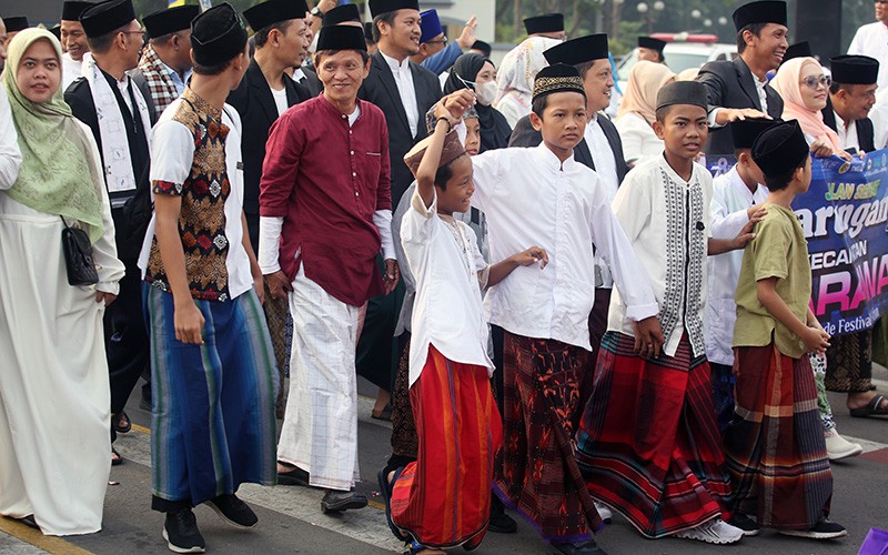 Ribuan Warga Kota Tangerang Jalan Sehat Sambil Sarungan - Bagian 2