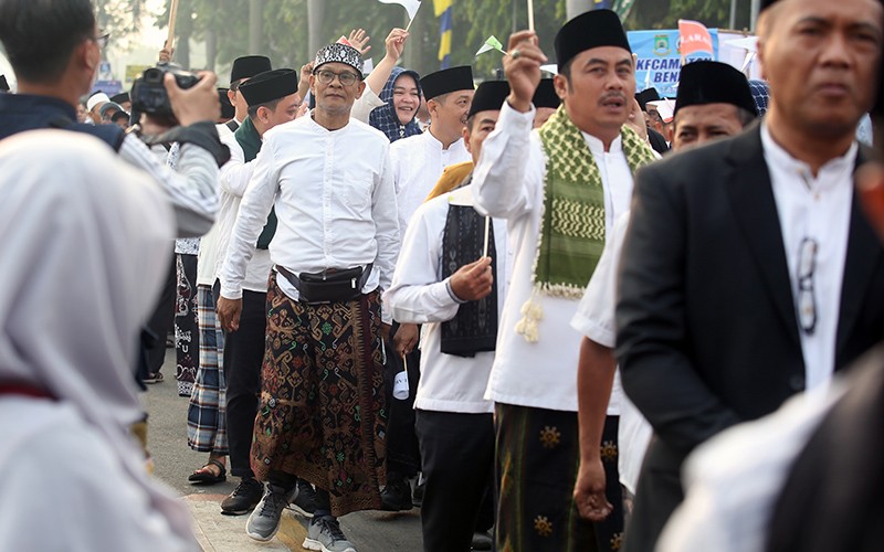 Ribuan Warga Kota Tangerang Jalan Sehat Sambil Sarungan - Bagian 1