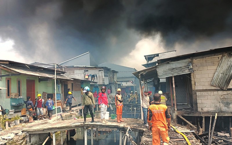 Kebakaran di Penjaringan Jakut, Puluhan Rumah Semi Permanen Ludes Dilalap Api - Bagian 1