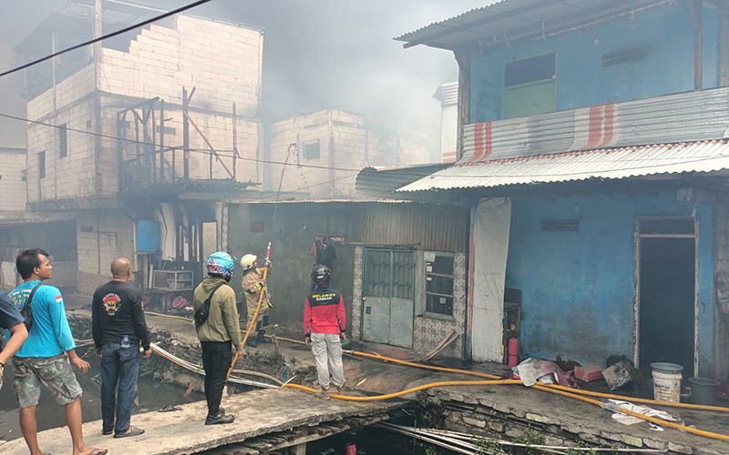Kebakaran di Penjaringan Jakut, Puluhan Rumah Semi Permanen Ludes Dilalap Api - Bagian 2