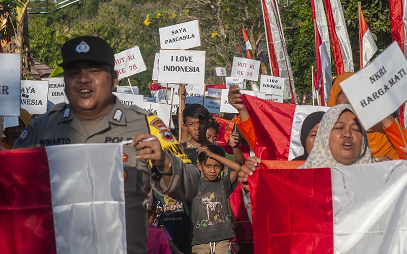 Aksi Mencuci Bendera Merah Putih Menyambut HUT ke-78 Kemerdekaan RI - Bagian 2