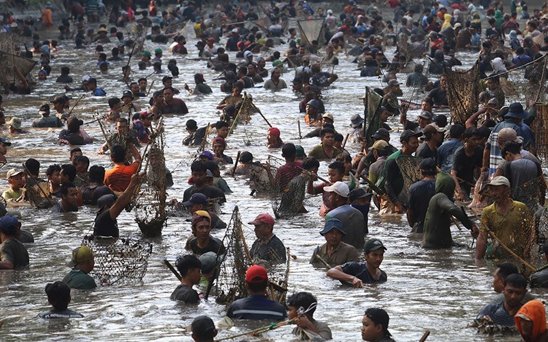 Serunya Tradisi Grobyak Ikan, Ratusan Warga Kediri Masuk ke Sumber Gundi - Bagian 1