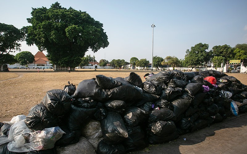 Imbas TPST Piyungan Tutup, Sampah Menumpuk di Alun-Alun Kidul Yogyakarta - Bagian 2
