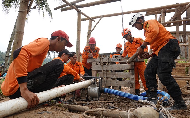 Tim SAR Hentikan Operasi Penyelamatan 8 Penambang Emas Terjebak di Banyumas - Bagian 1