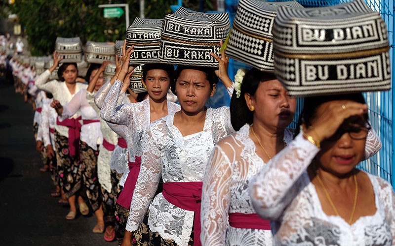 Umat Hindu Bali Jalan Beriringan Bawa Sesajen Persembahyangan Hari Raya Galungan - Bagian 1