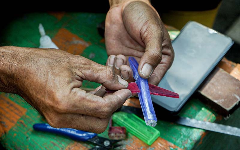 Kreatif! Petugas Pengelola Sampah Ubah Limbah Korek Api jadi Mainan Keren - Bagian 5
