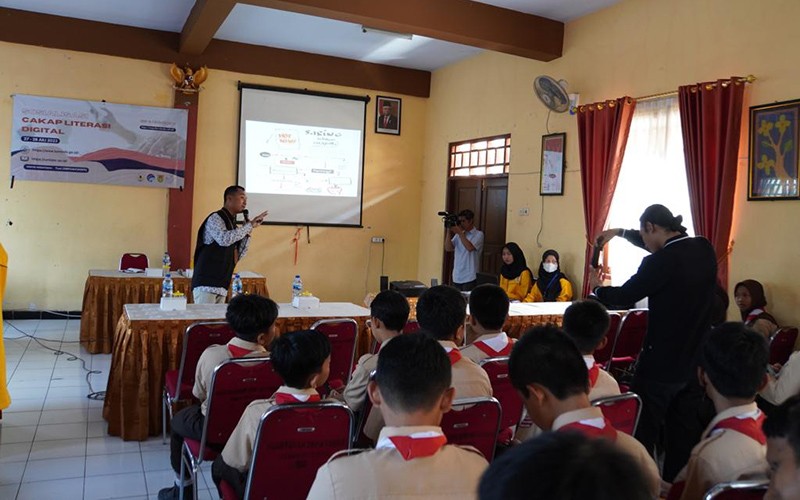 Melalui Program KKN, Warga di Kabupaten dan Kota Magelang Siap Melek Literasi Digital - Bagian 1