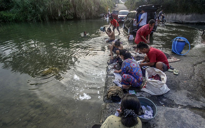 Kekeringan, Warga Bogor Mandi dan Cuci Pakaian di Sungai Cileungsi  - Bagian 2