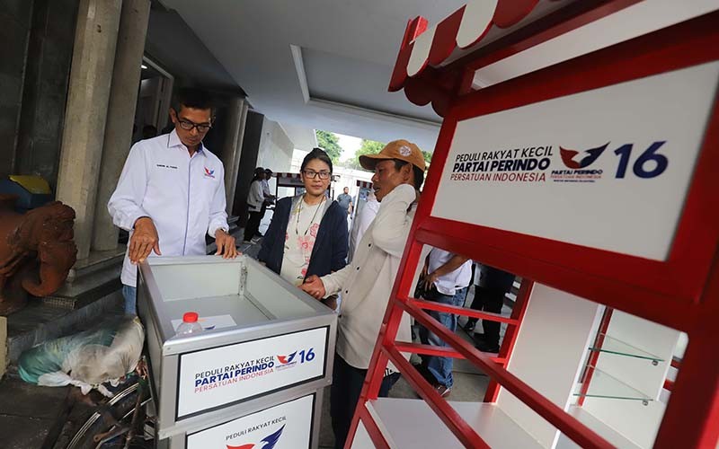Para Bacaleg Partai Perindo Serahkan Gerobak UMKM kepada Pedagang - Bagian 3