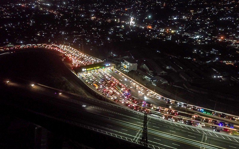 Imbas Kecelakaan Truk, Jalan Tol Purbaleunyi Macet Parah - Bagian 2