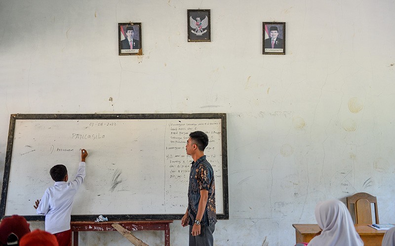 Potret Pendidikan di Pedalaman Cianjur, Sekolah Rusak-Murid Tanpa Sepatu - Bagian 3