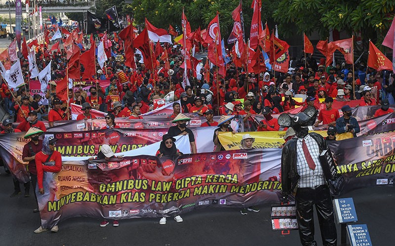 Ribuan Buruh Unjuk Rasa Tuntut Pemerintah dan DPR Cabut UU Ciptaker - Bagian 1