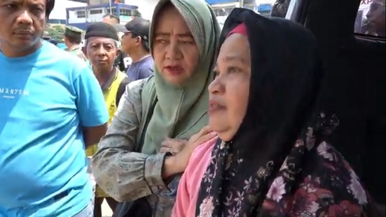 Istri Operator Crane Terguling Histeris Lihat Detik-Detik Suaminya Tewas Terjepit