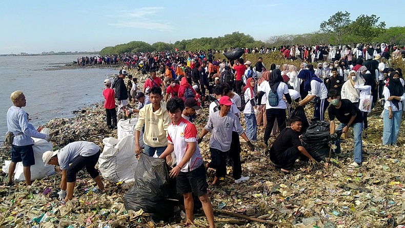 Ribuan Warga Cirebon Bersihkan Sampah di Pantai Terkotor Kesenden