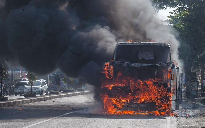 Penampakan Bus Pariwisata Hangus Terbakar di Jalan Solo-Yogyakarta - Bagian 1