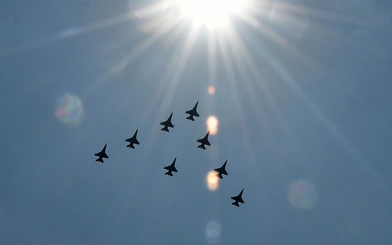 Formasi Pesawat Tempur TNI AU Bergemuruh di Langit Jakarta - Bagian 1