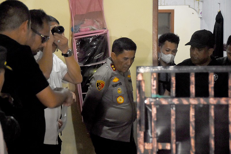 Densus 88 Temukan 18 Senjata Api, Kapolda Metro Jaya Datangi Rumah Terduga Teroris - Bagian 1