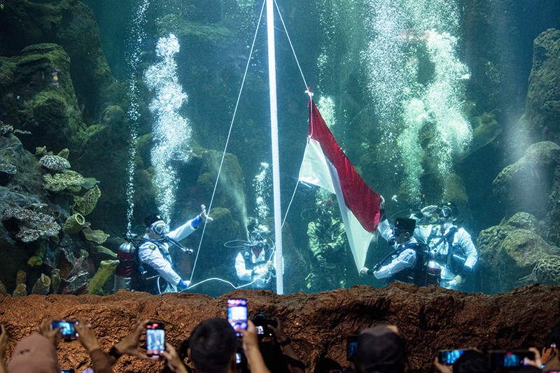Gladi Bersih Pengibaran Bendera Merah Putih di Dalam Akuarium Sea World - Bagian 1