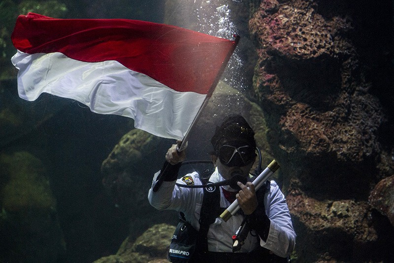 Gladi Bersih Pengibaran Bendera Merah Putih di Dalam Akuarium Sea World - Bagian 2
