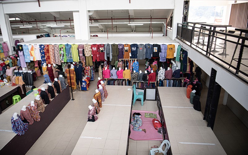 Pasar Entikong Sepi Pembeli, Banyak Lapak Pedagang Gulung Tikar - Bagian 3
