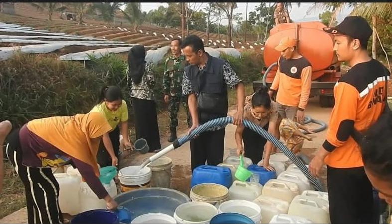 Kekeringan Landa Banjarnegara, Warga Turun Gunung Berjalan 2 Km demi Dapatkan Air 