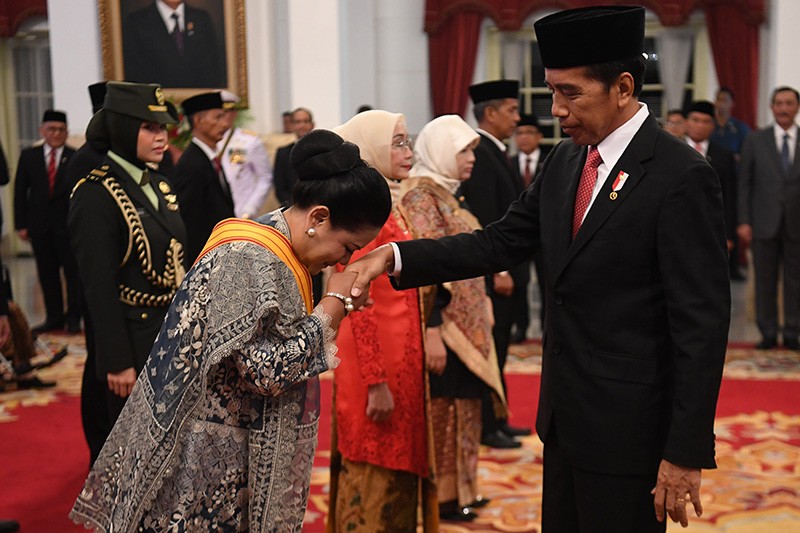 Momen Ibu Negara Iriana Cium Tangan Presiden Jokowi saat Terima Anugerah Tanda Kehormatan - Bagian 1