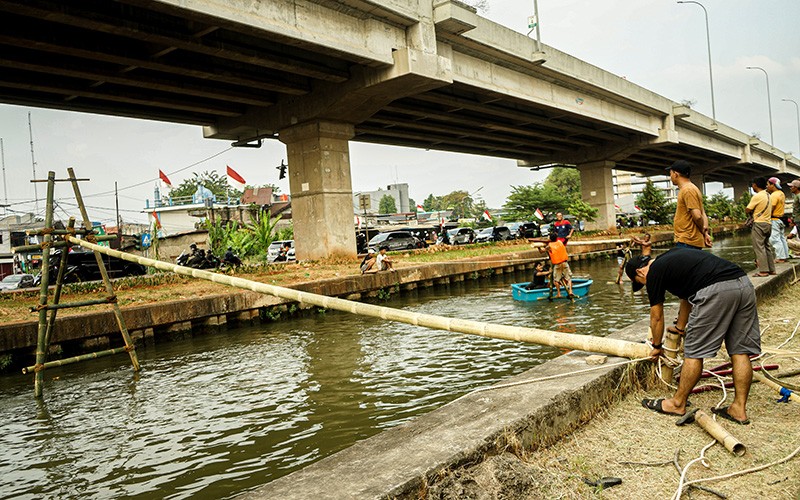 Kompaknya Warga Persiapkan Lomba Panjat Pinang di Aliran Sungai Kalimalang - Bagian 1