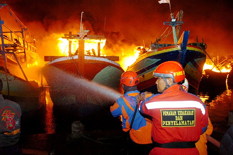 Foto-Foto Kapal Nelayan Tegal Ludes Terbakar di Pelabuhan Jongor - Bagian 1