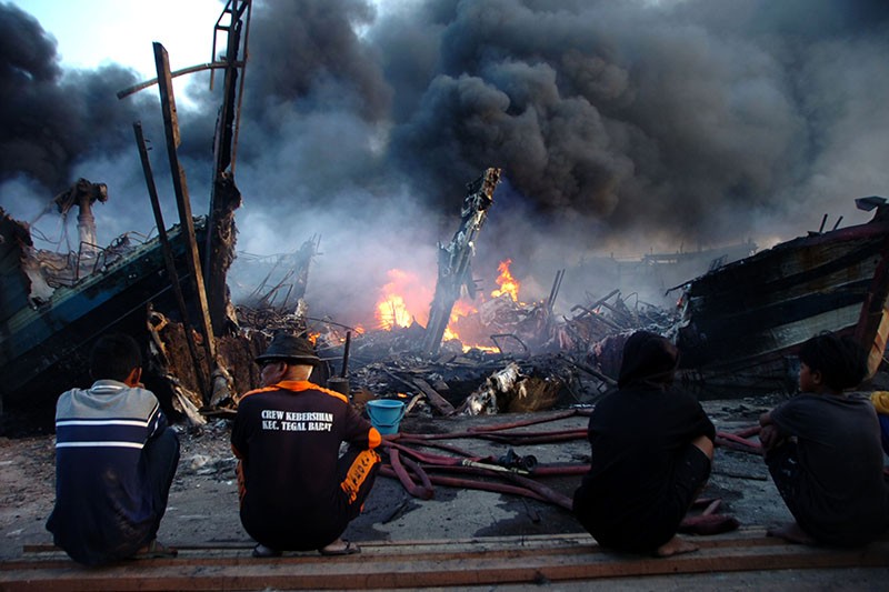 Kebakaran 52 Kapal Nelayan di Tegal Belum Padam, Kerugian Sekitar Rp150 Miliar - Bagian 3