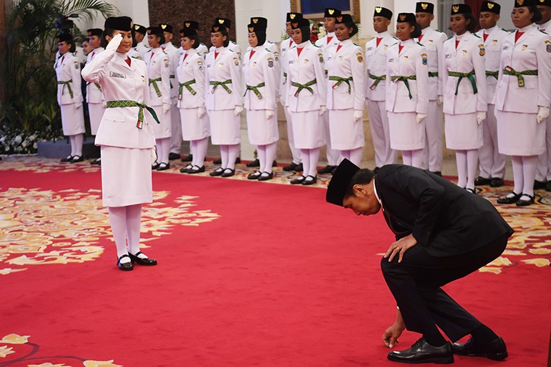 Momen Presiden Jokowi Ambil Lencana Milik Anggota Paskibraka yang Terjatuh - Bagian 1