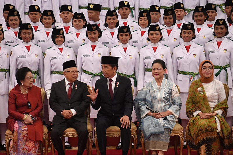 Momen Presiden Jokowi Ambil Lencana Milik Anggota Paskibraka yang Terjatuh - Bagian 3