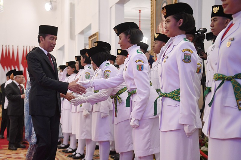 Momen Presiden Jokowi Ambil Lencana Milik Anggota Paskibraka yang Terjatuh - Bagian 2