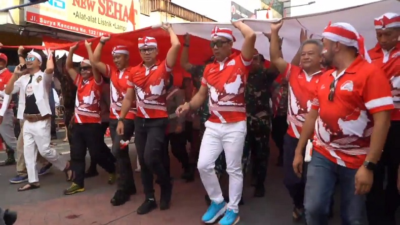 Ridwan Kamil Hadiri Festival Merah Putih di Bogor, Arak Bendera Raksasa 100 Meter