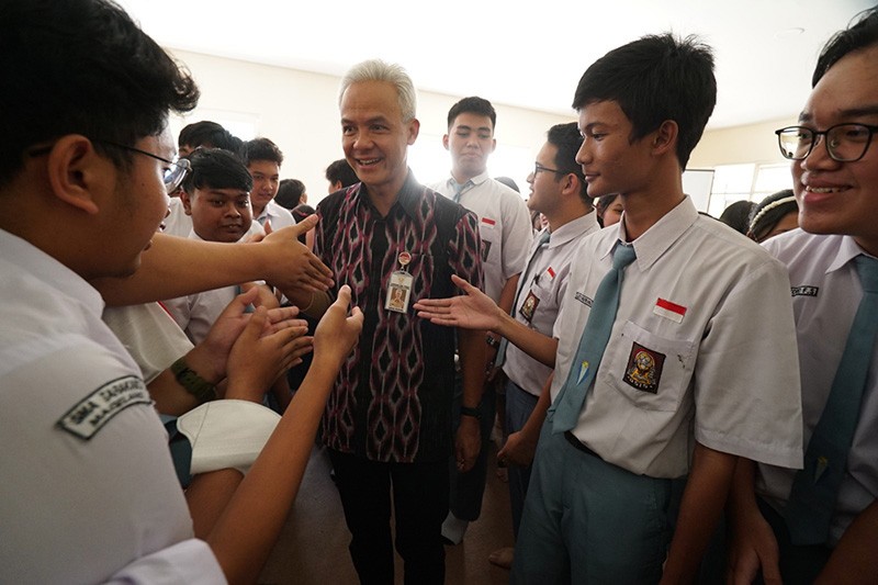 Ganjar Dekat dengan Anak Muda, Siswa SMA: Kalau Bapak Pensiun Jadi Gubernur, Kami Melapor ke Mana? - Bagian 4