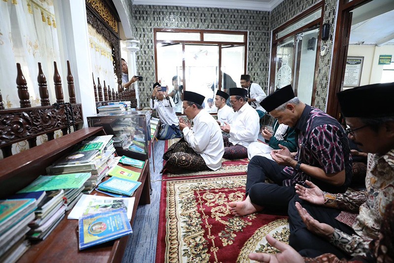 Ganjar Pranowo Ziarah ke Makam Ulama Jateng Mbah Dalhar - Bagian 1