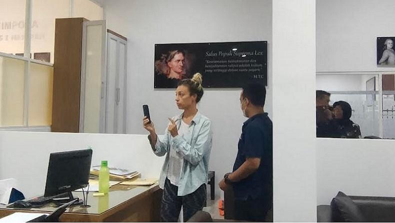 Imigrasi Mataram Deportasi Warga Belanda, Kedapatan Mengajar secara Ilegal