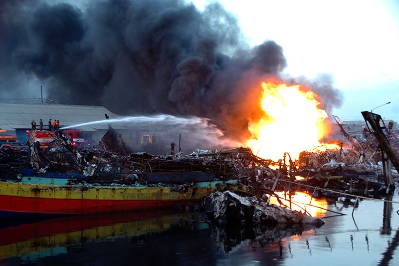 Api Belum Padam, Kapal Nelayan yang Terbakar di Tegal Bertambah - Bagian 1