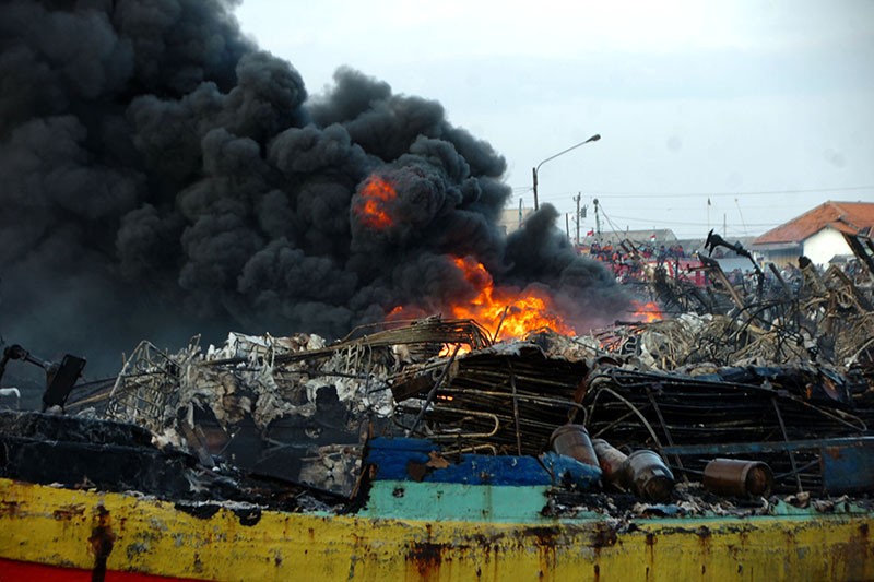 Api Belum Padam, Kapal Nelayan yang Terbakar di Tegal Bertambah - Bagian 2