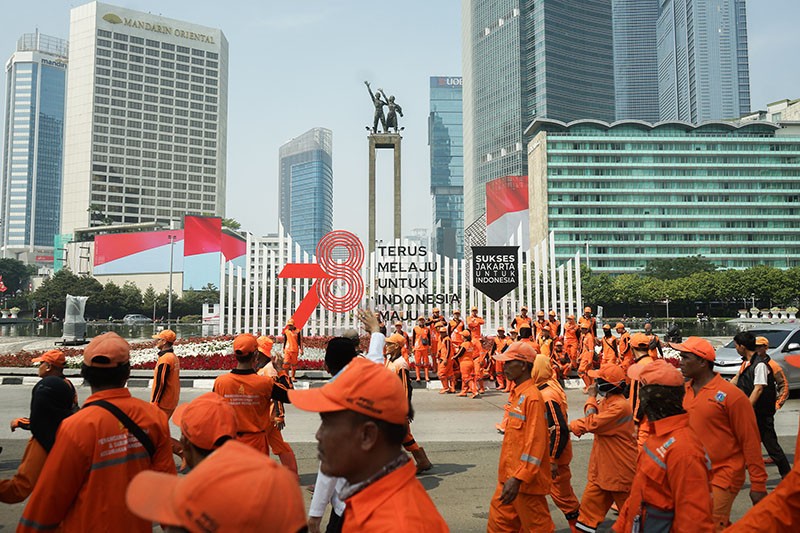 Pengendara Berhenti dan Berikan Hormat saat Detik-Detik Proklamasi - Bagian 4