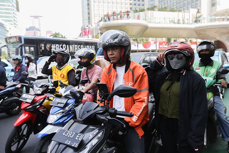 Pengendara Berhenti dan Berikan Hormat saat Detik-Detik Proklamasi - Bagian 2