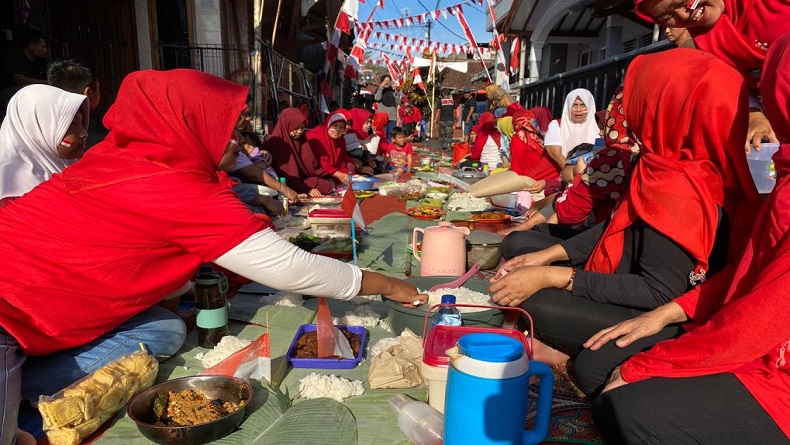 Unik, Warga Cibadak Sukabumi Botram Nasi Liwet Sepanjang 1 Kilometer