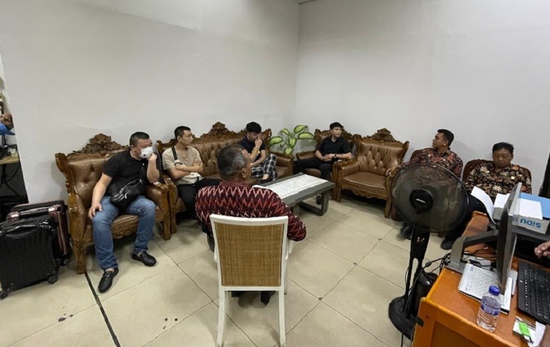 4 WNA China Diamankan di Bandara Sultan Thaha Hendak Suap Petugas Rp100.000