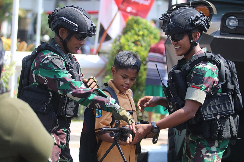 Pameran Alutsista di Jawa Timur, Anak-Anak Antusias Melihat Senjata TNI - Bagian 1