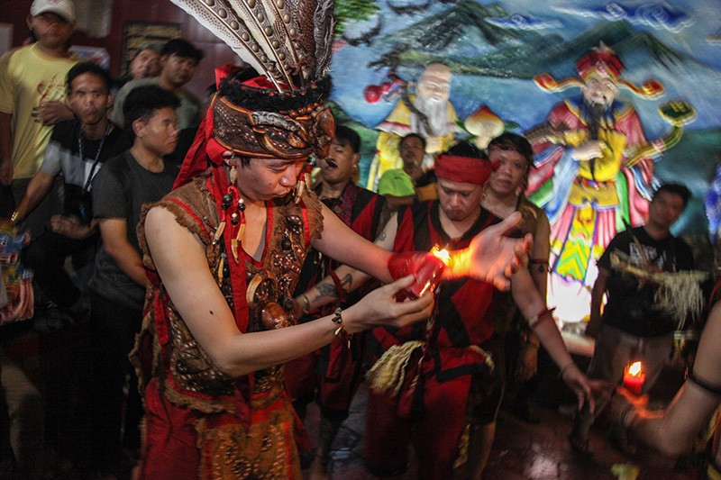 Kerasukan Arwah Leluhur saat Ritual Ledang Dayak  - Bagian 2